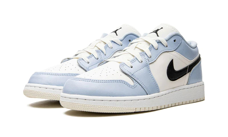 Air Jordan 1 Low Ice Blue (GS) 554723-401 — Vista 2