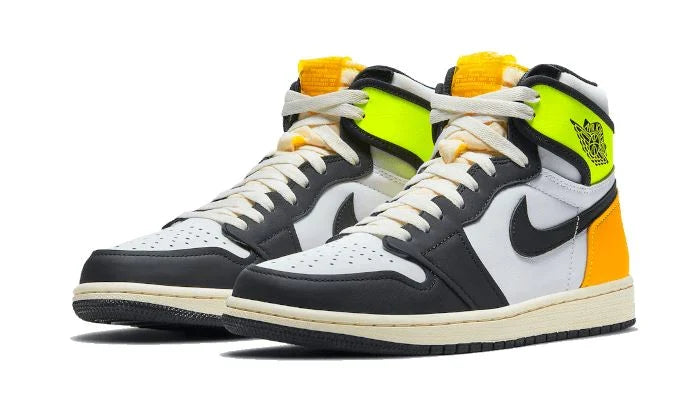 Air Jordan 1 Retro High White Black Volt University Gold 555088-118 — Vista 2