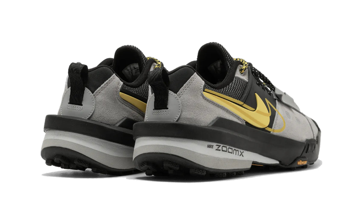 Nike Zegamadome SP sacai Matte Silver Yellow - HQ8618-002 - imagen 3