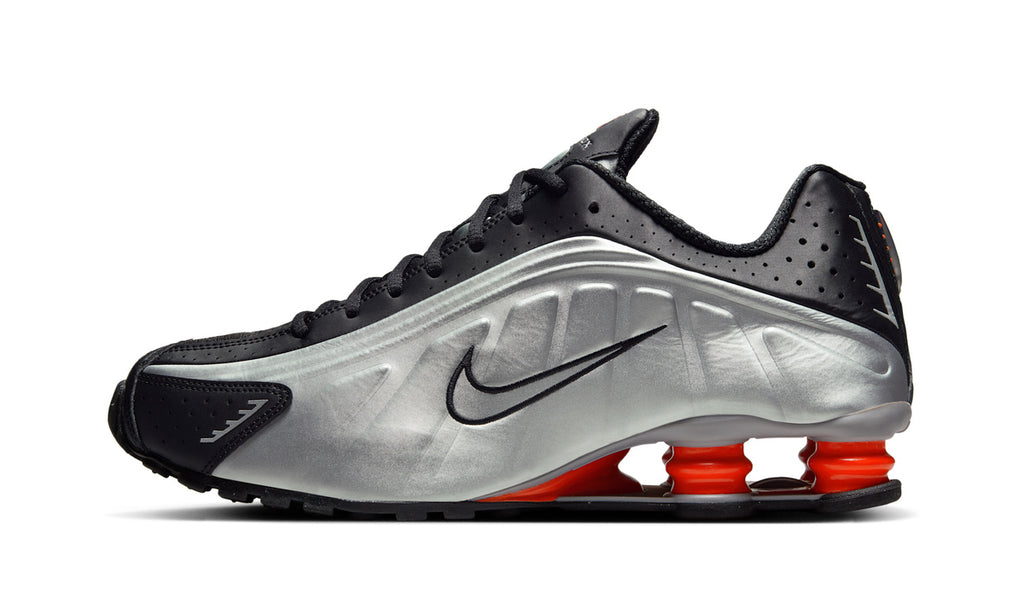 Nike Shox R4 Black Metallic Silver (2025) — Foto 1