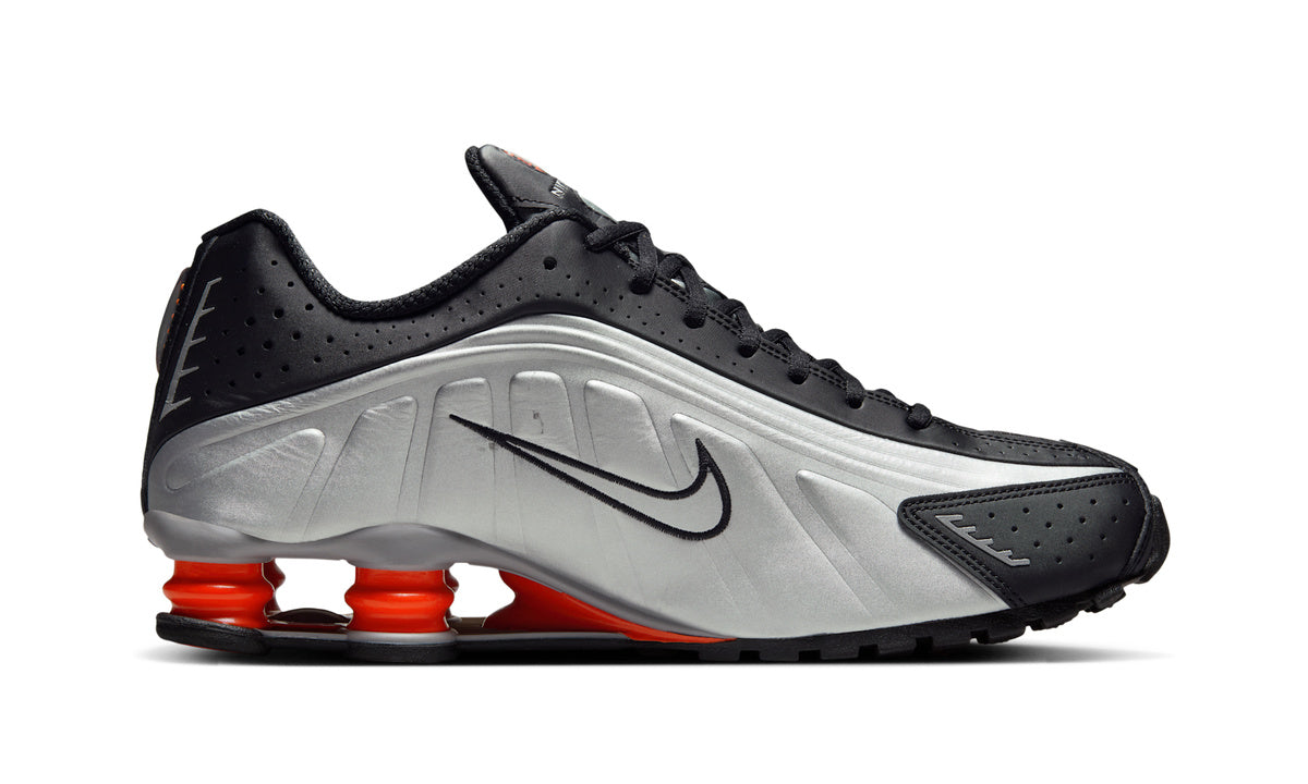 Nike Shox R4 Black Metallic Silver (2025) — Foto 3