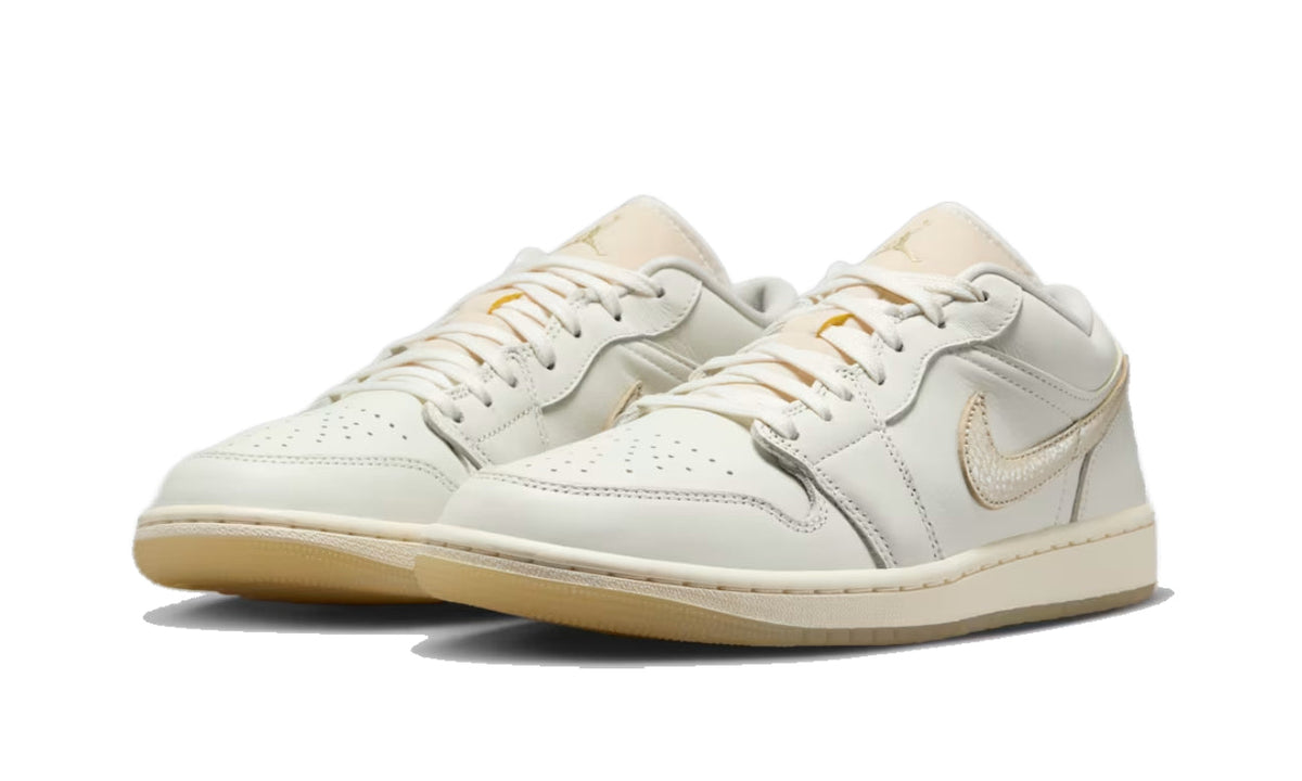 Air Jordan 1 Low SE Metallic Team Gold (W) HV5157-100 — Vista 2