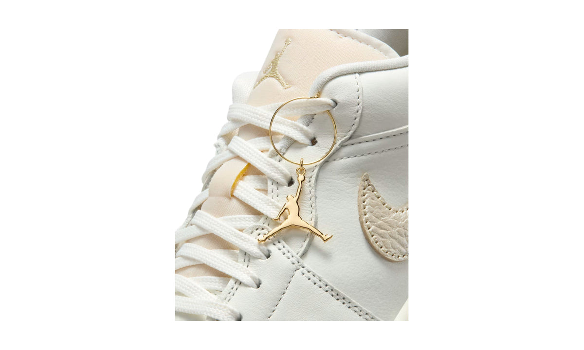 Air Jordan 1 Low SE Metallic Team Gold (W) HV5157-100 — Vista 3