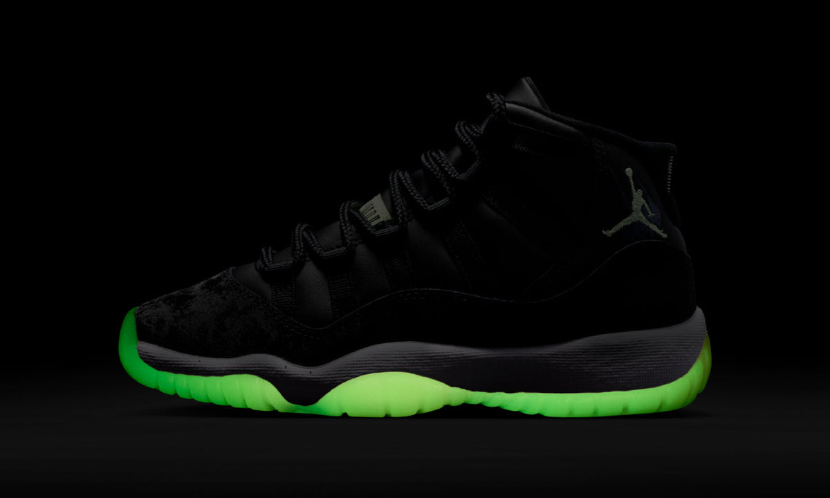 Air Jordan 11 Retro Black Barely Volt (GS) IB1378-001 — Vista 3