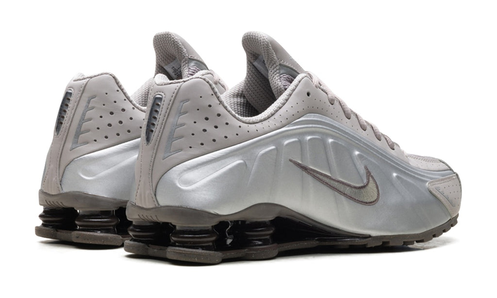 Nike Shox R4 Cave Stone — vista 3