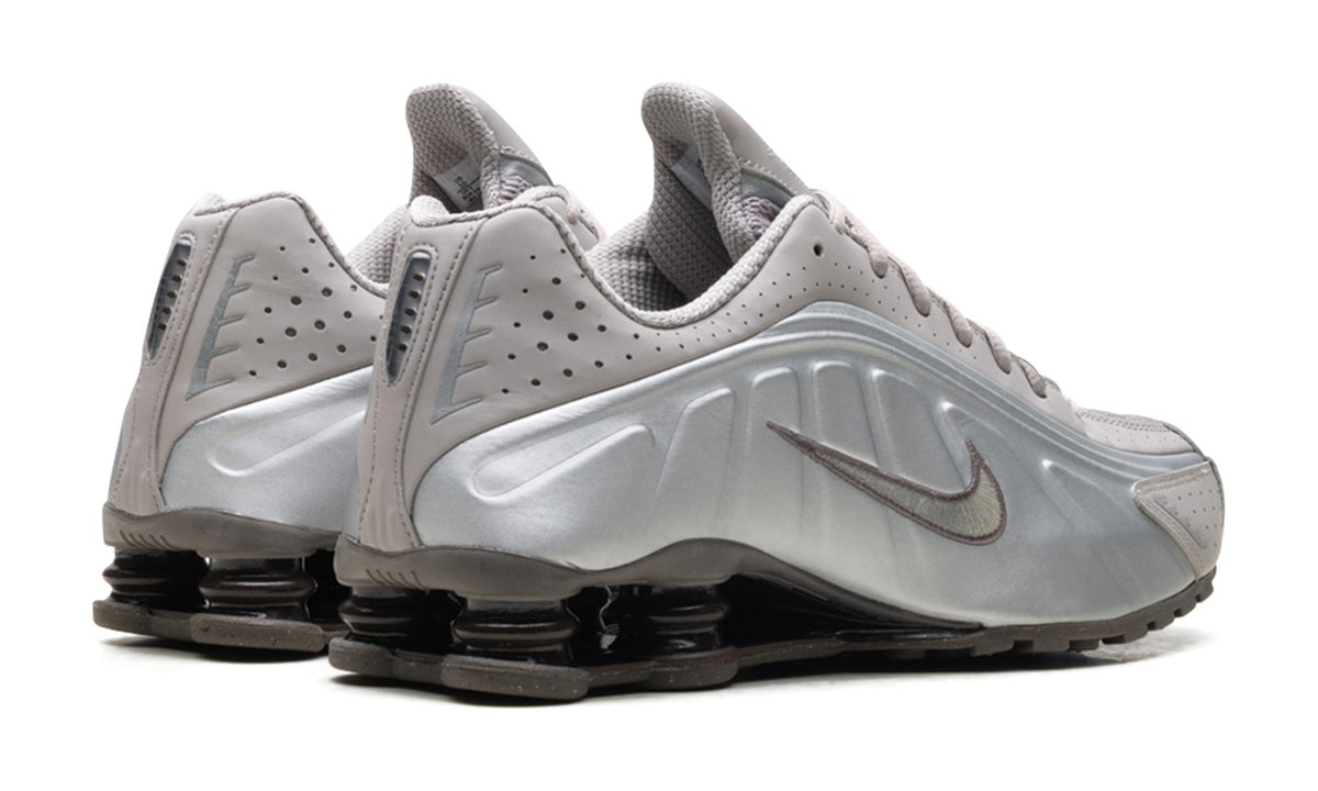 Nike Shox R4 Cave Stone — vista 3