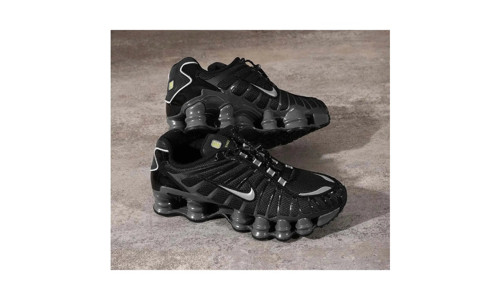Nike Shox TL Black Iron Grey (Women's) — vista 2