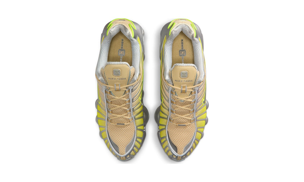 Nike Shox TL Fade Team Gold Metallic Silver (Women's) — vista 3