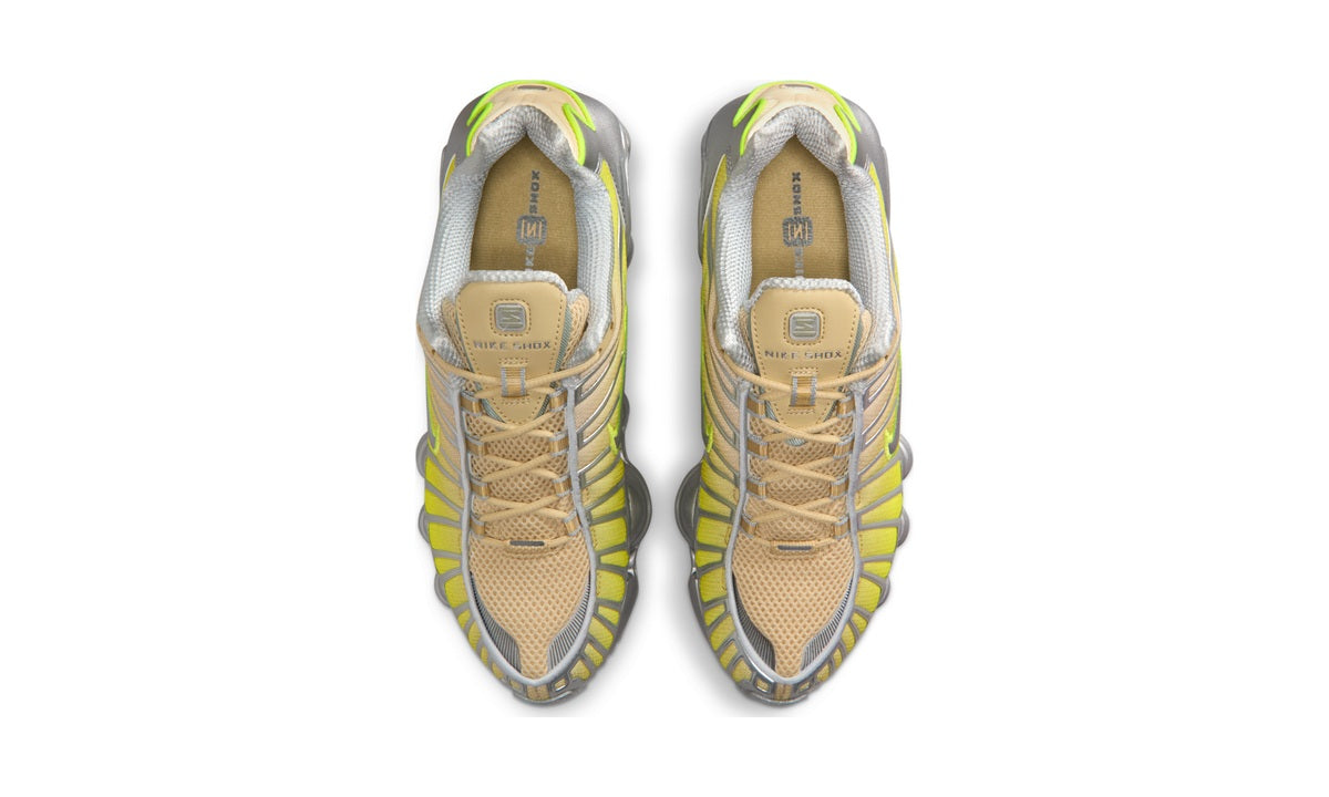 Nike Shox TL Fade Team Gold Metallic Silver (Women's) — vista 3