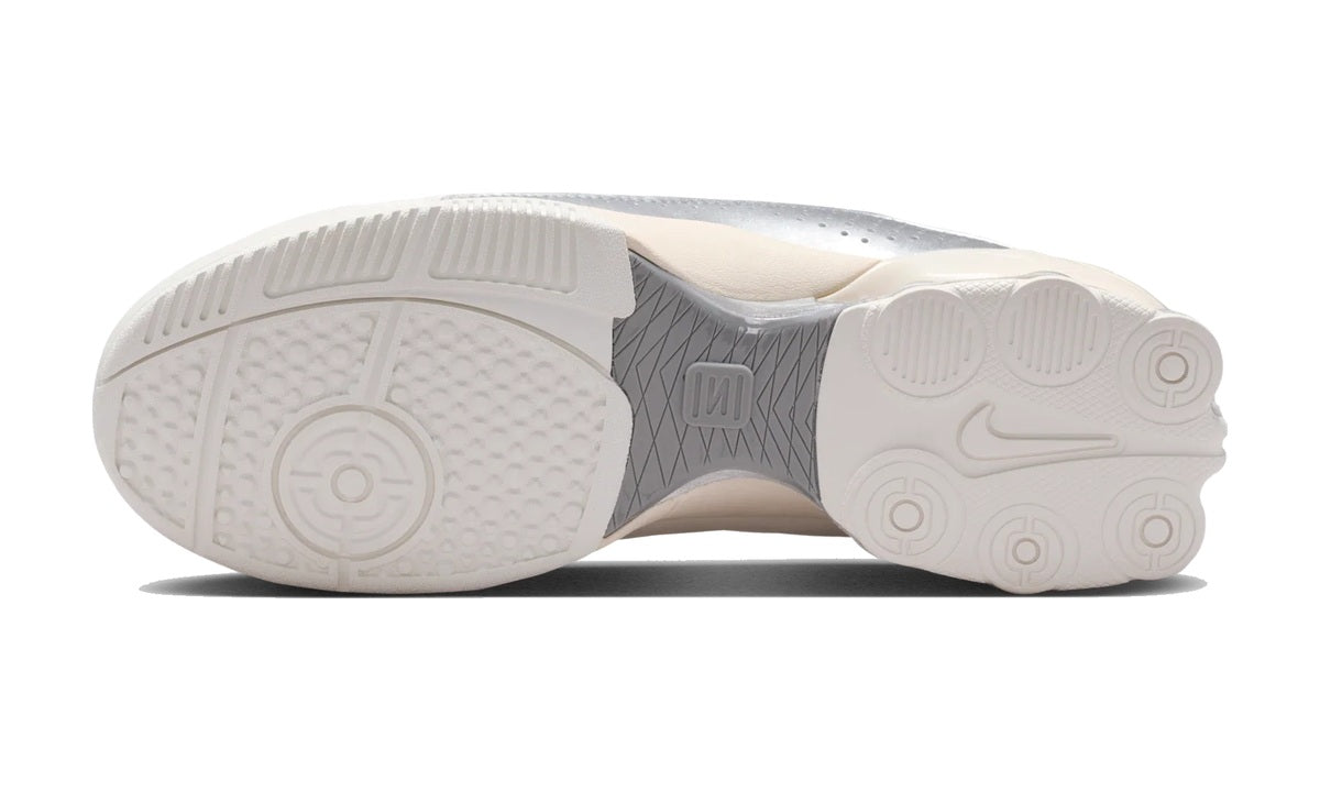 Nike Total 90 Shox Magia Sail Metallic Silver (Women's) — vista 3